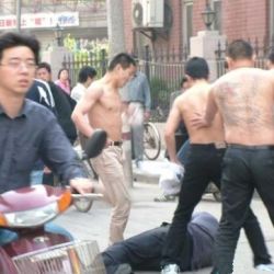 Gangstergruppen De Sorte Triader overfalder en mand p gaden