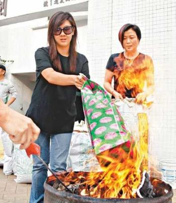 Datteren til den afdde Hong Kong skuespillerinde Fei Fei brnder penge for sin mor